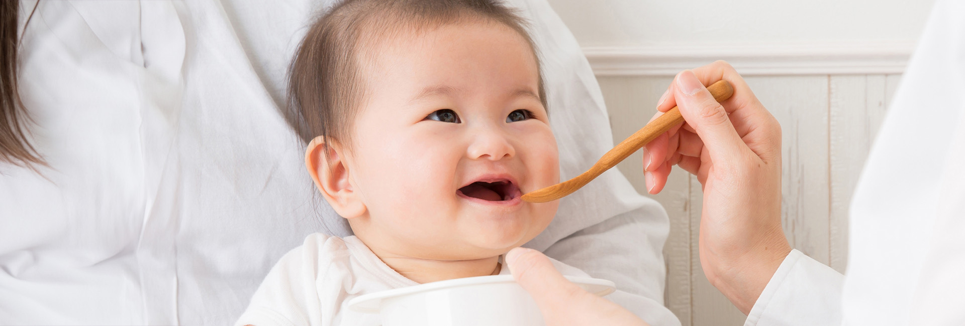 離乳食を食べる子ども