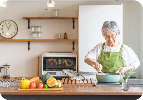 料理を作る女性の写真
