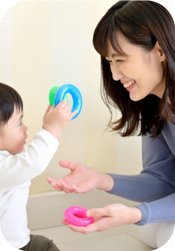 子どもと遊ぶ女性の写真