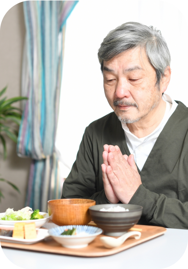 手を合わせている男性の写真